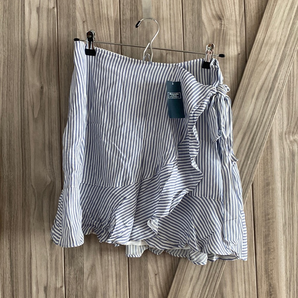 Abercrombie & Fitch, Size M, blue and white mini skirt
